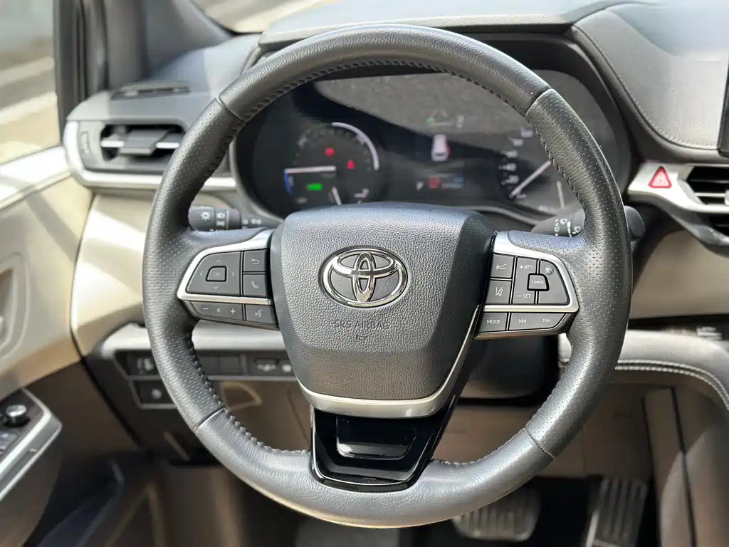 Toyota Sienna 2023 — фото 12