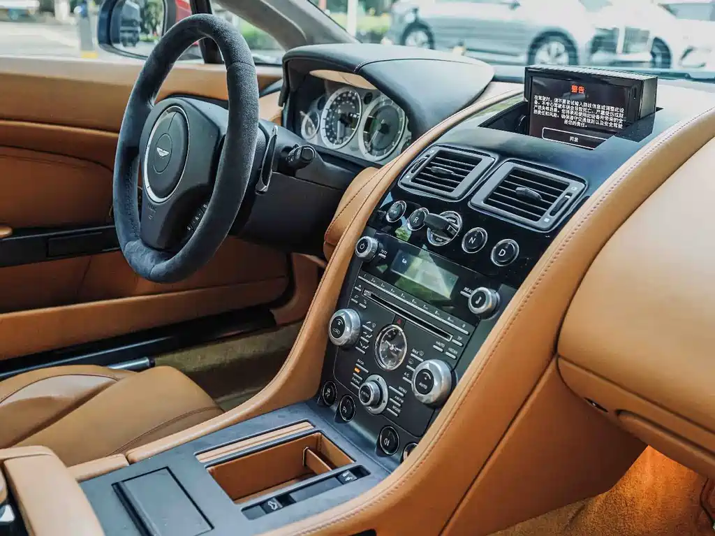Aston Martin V8 Vantage 2017 — фото 15
