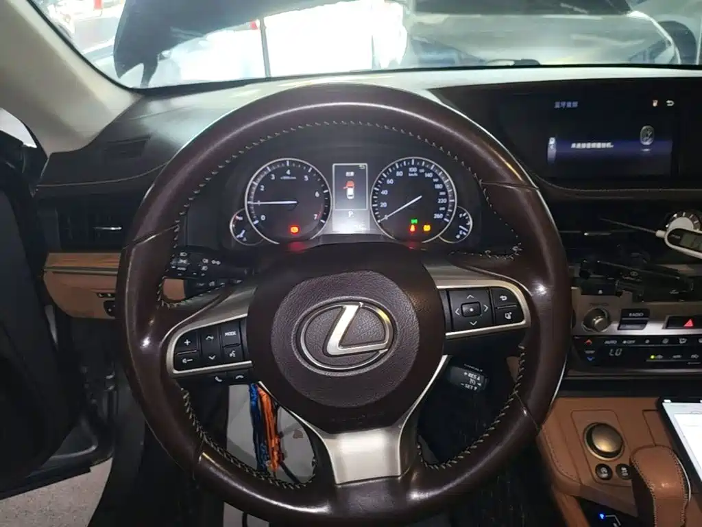 Lexus ES 2018 — фото 11
