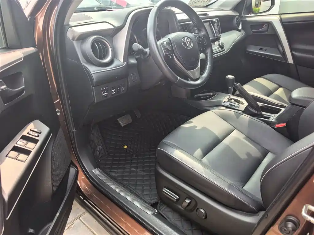 Toyota RAV4 2019 — фото 14