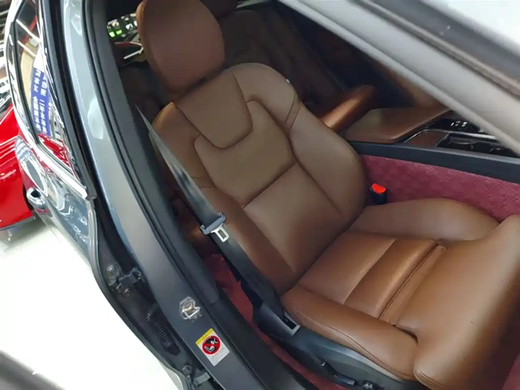 Volvo XC60 2020 — фото 25