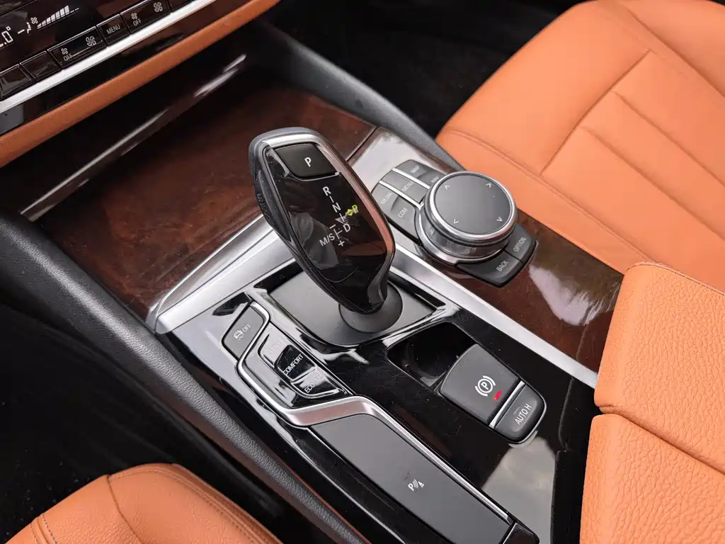 BMW 5 Series 2018 — фото 18