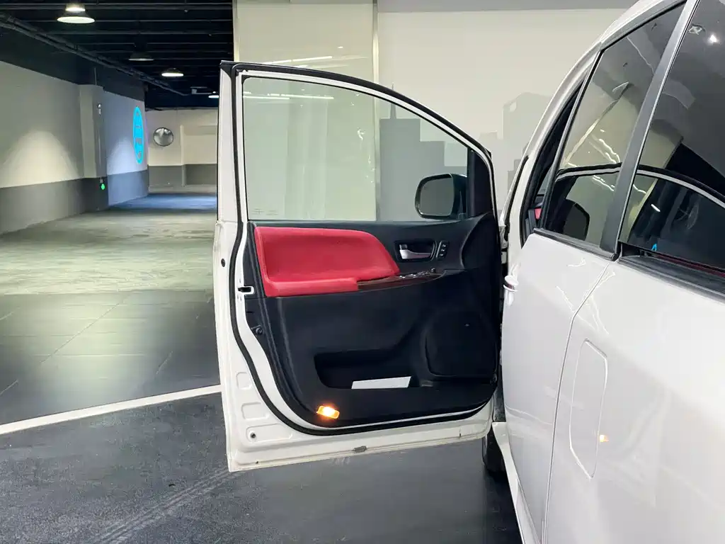 Toyota Sienna 2016 — фото 22