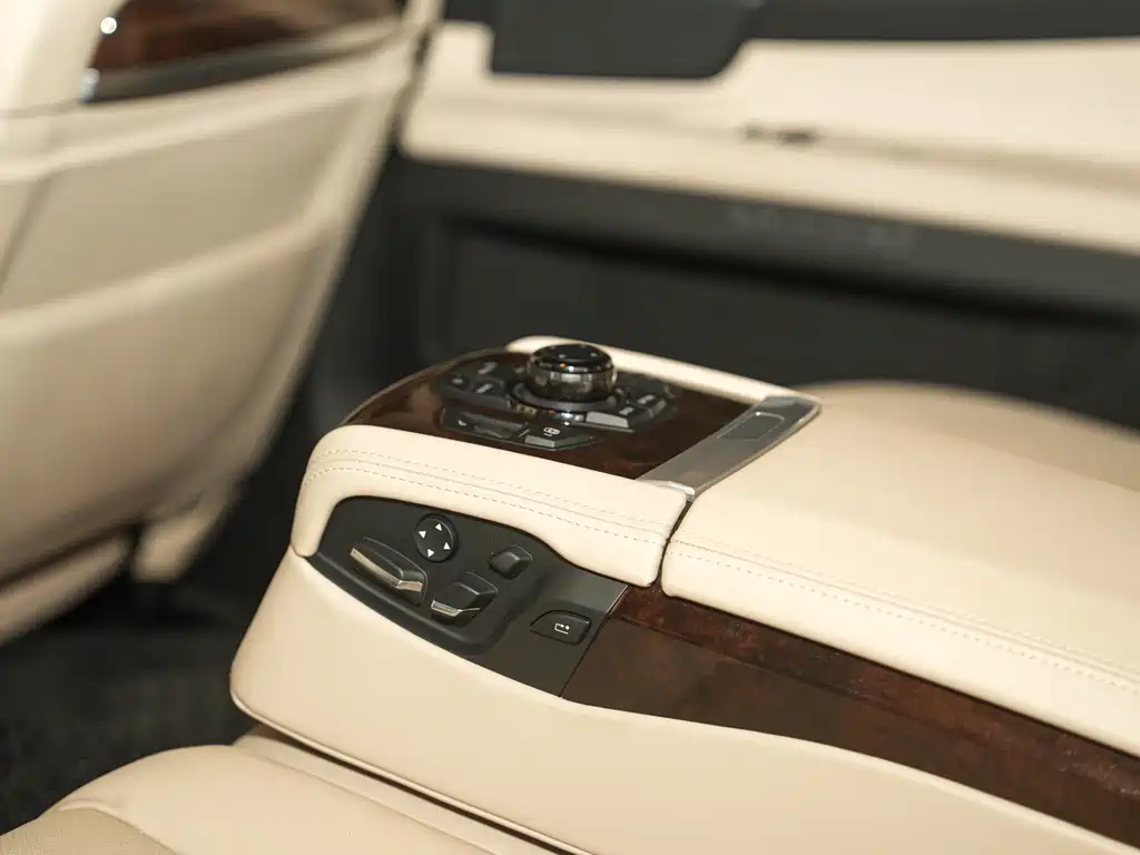 BMW 7 Series 2012 — фото 18