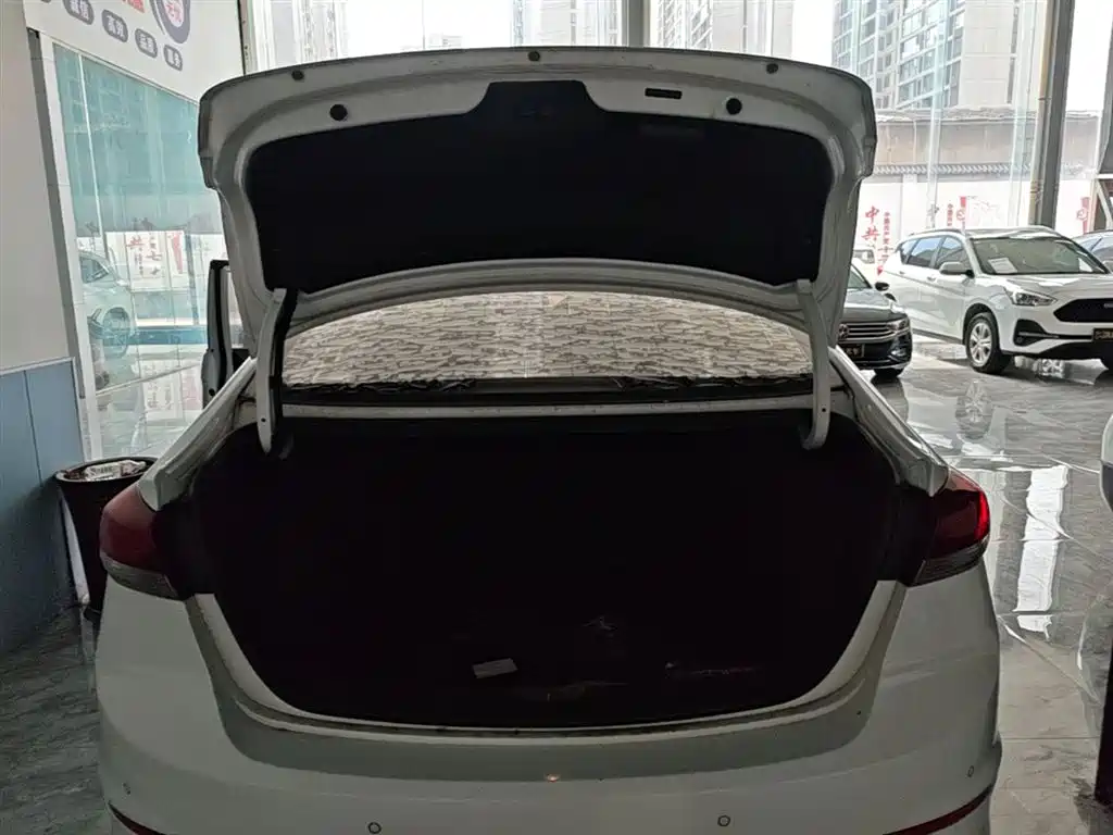 Hyundai Elantra 2018 — фото 19