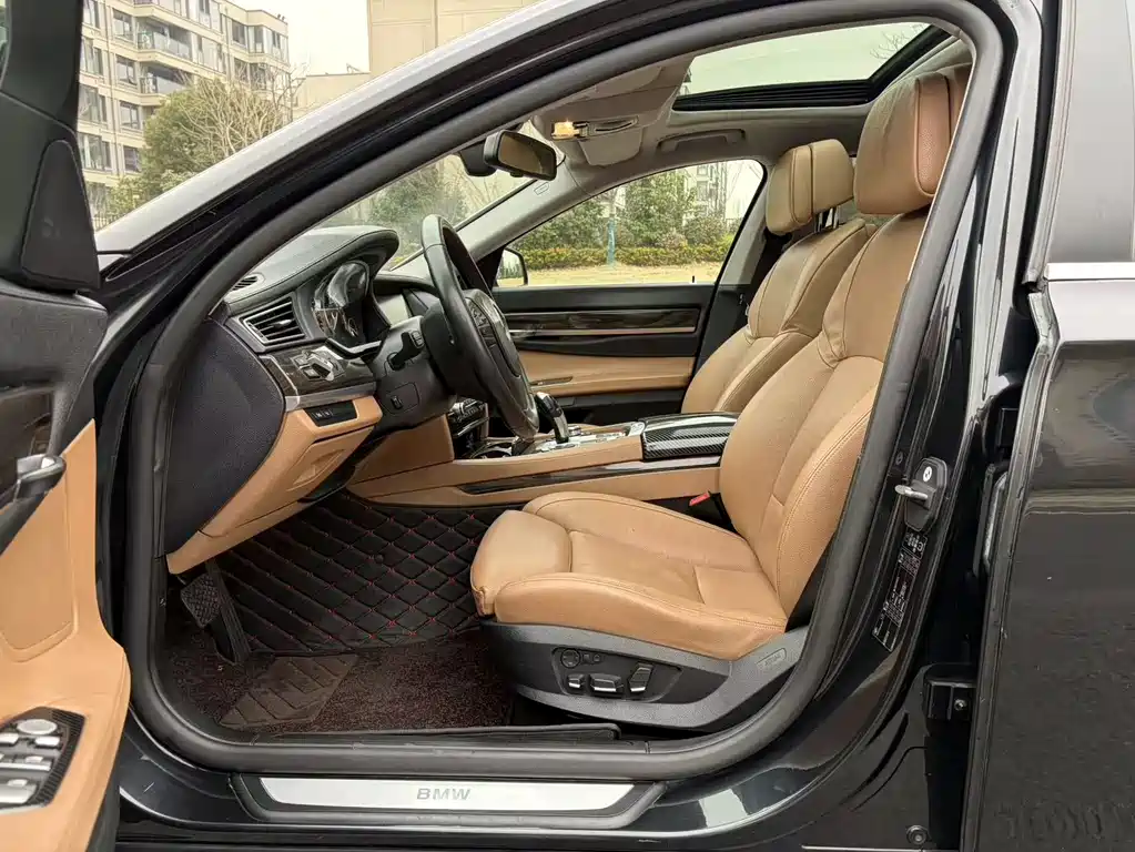 BMW 7 Series 2011 — фото 11