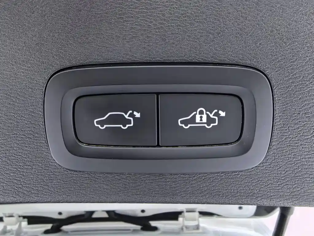 Volvo XC40 2023 — фото 27