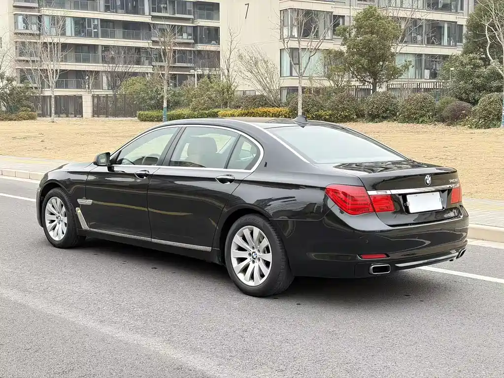 BMW 7 Series 2011 — фото 6