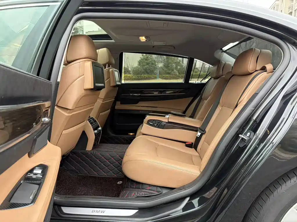 BMW 7 Series 2011 — фото 10