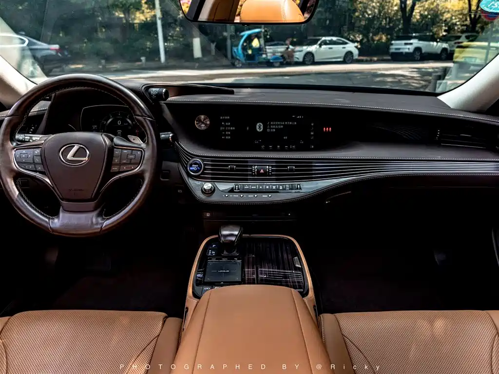 Lexus LS 2018 — фото 4