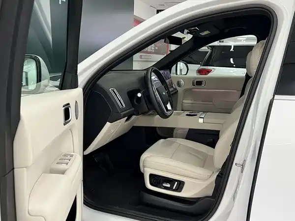 Li Auto L8 2025