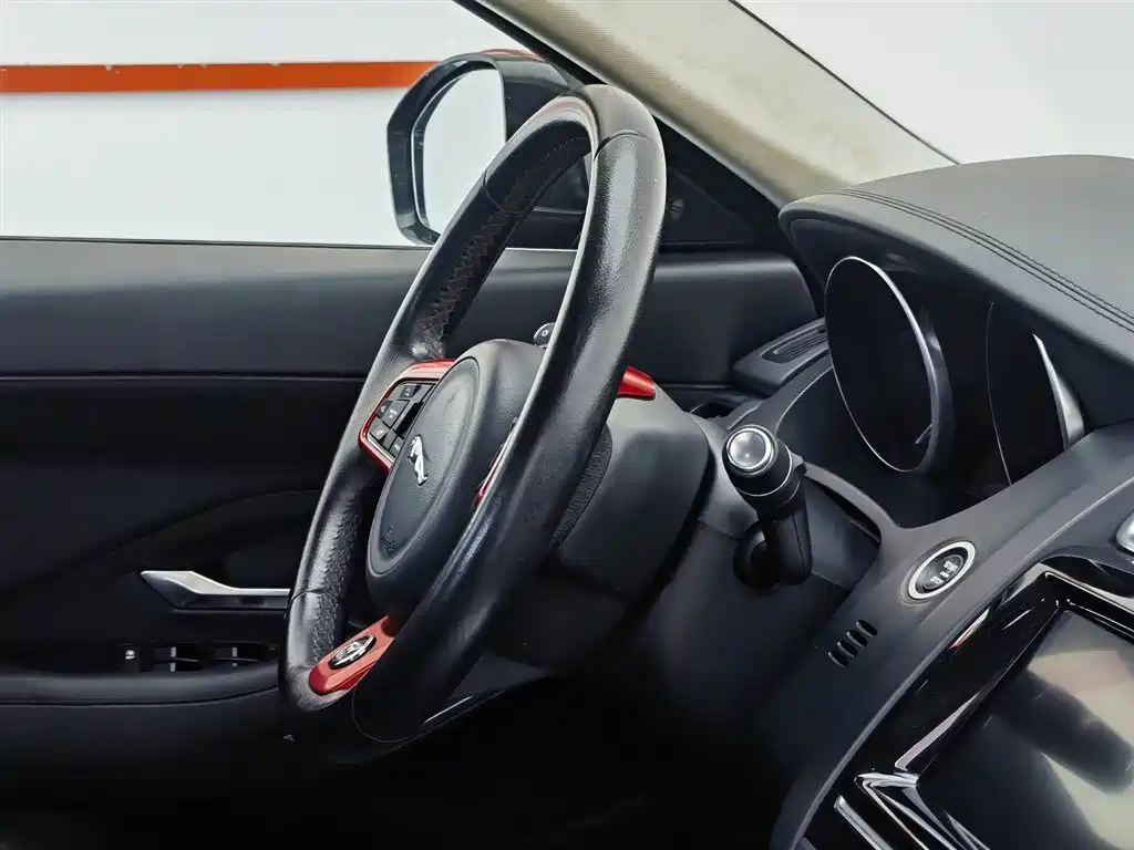 Jaguar E-PACE 2018 — фото 22