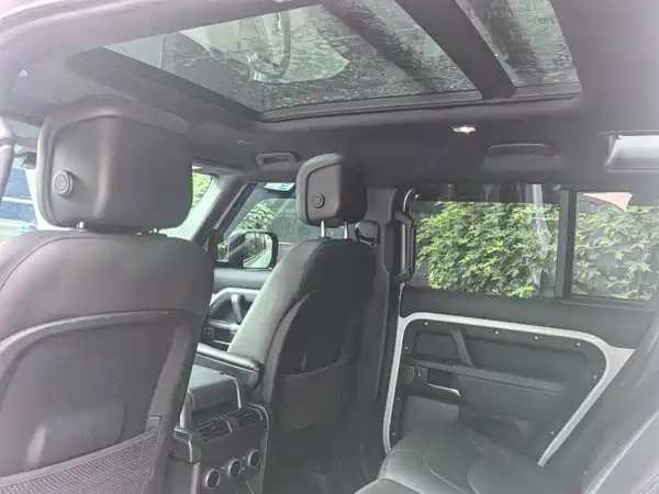 Land Rover Defender 2023
