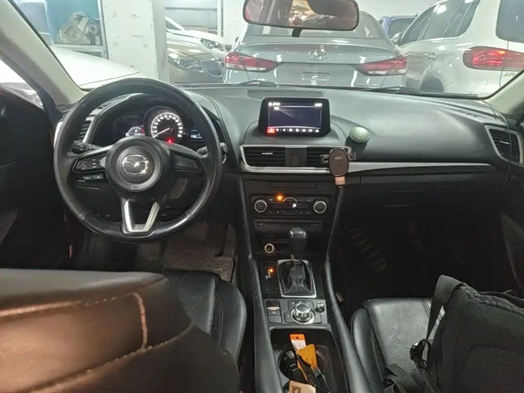 Mazda 3 Axela 2018 — фото 10