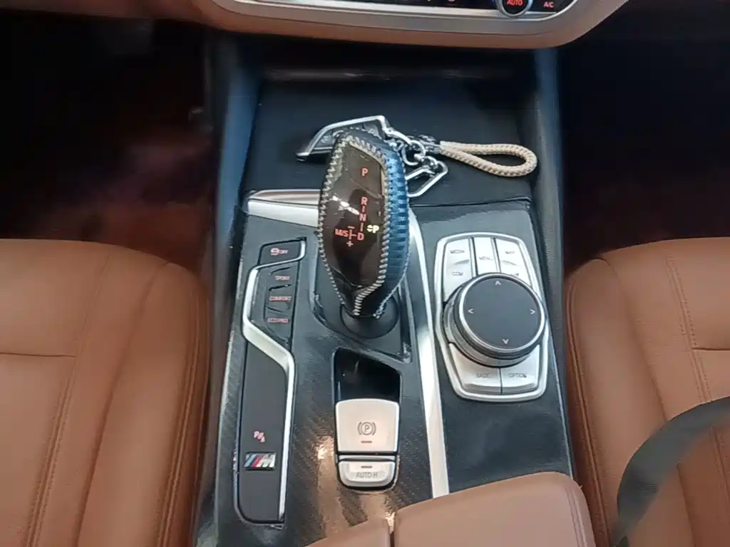 BMW 5 Series 2018 — фото 14