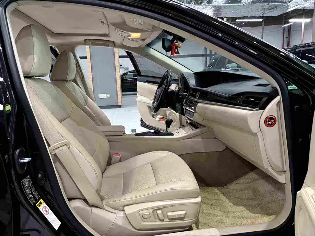 Lexus ES 2015 — фото 17