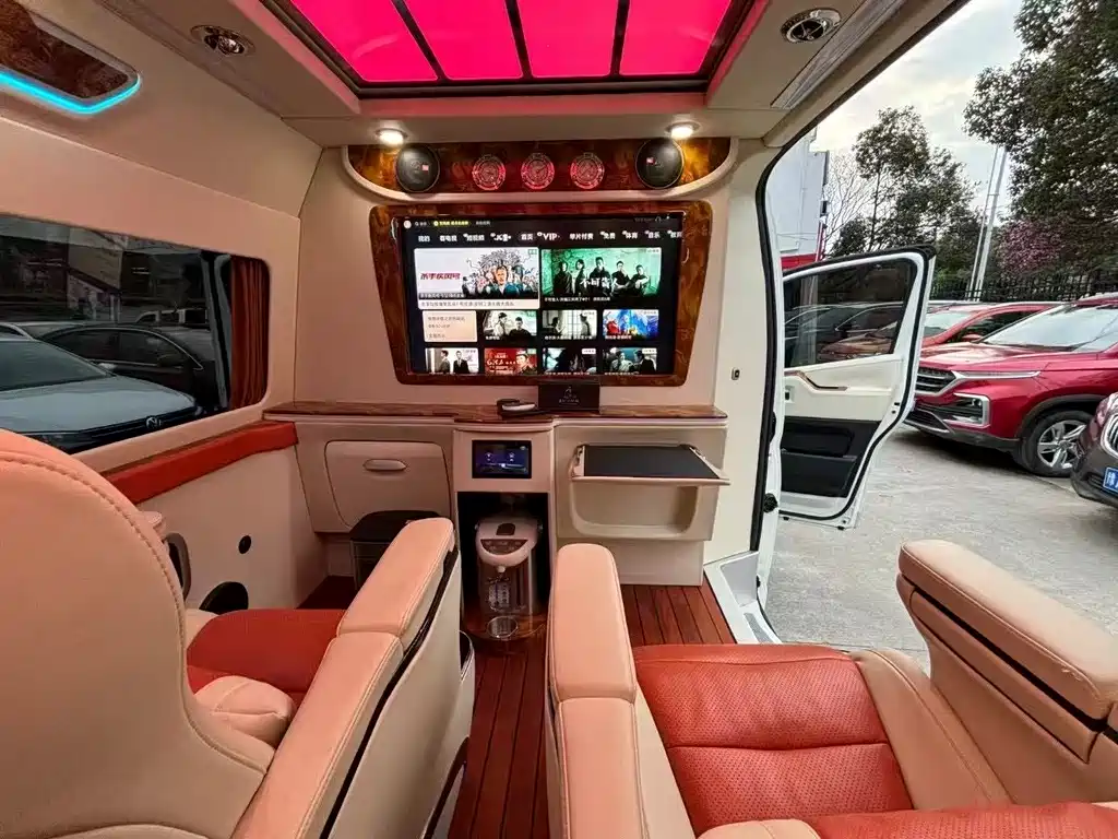 Toyota Hiace 2022 — фото 15