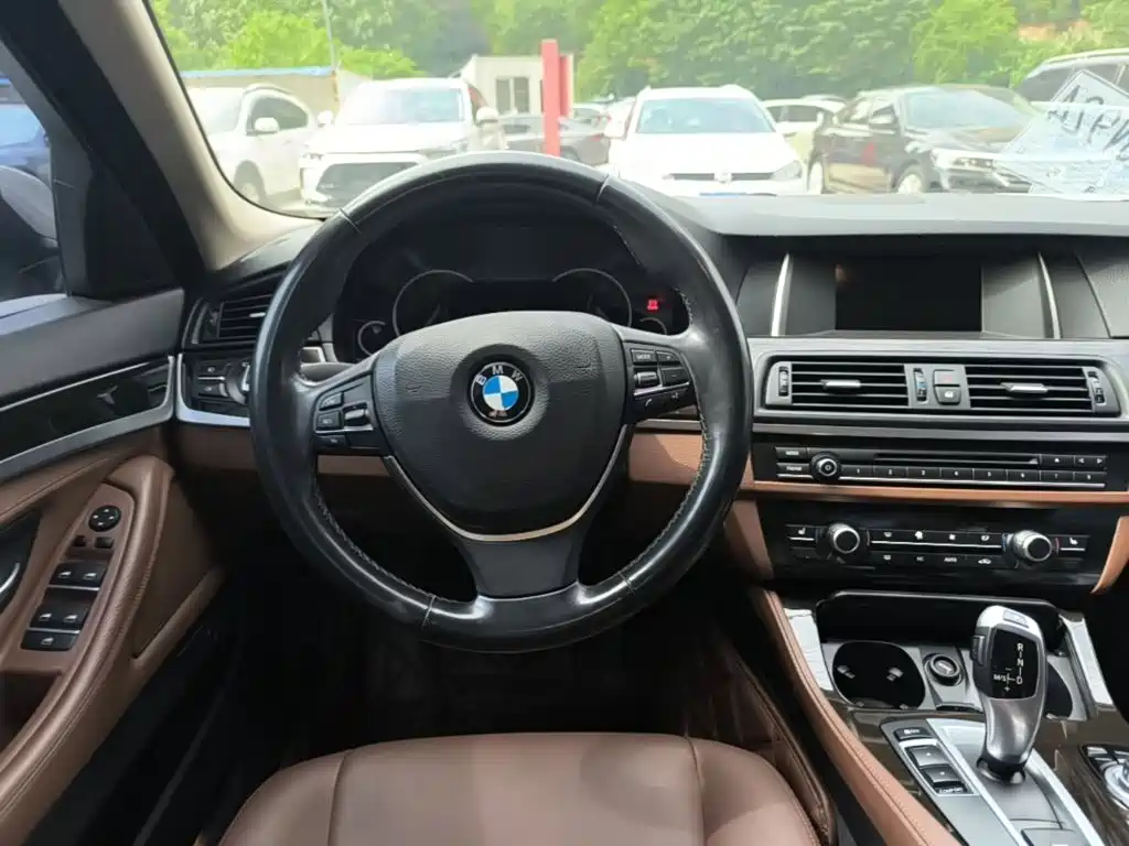 BMW 5 Series 2017 — фото 11