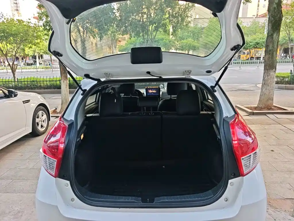 Toyota Yaris L 2016 — фото 19