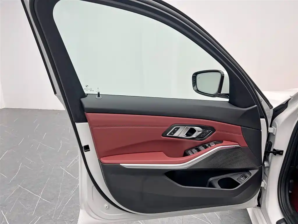 BMW 3 Series 2025 — фото 12