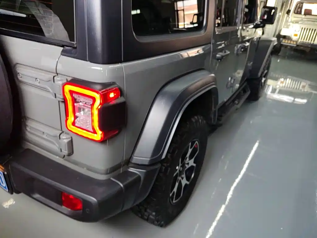 Jeep Wrangler 2023 — фото 8