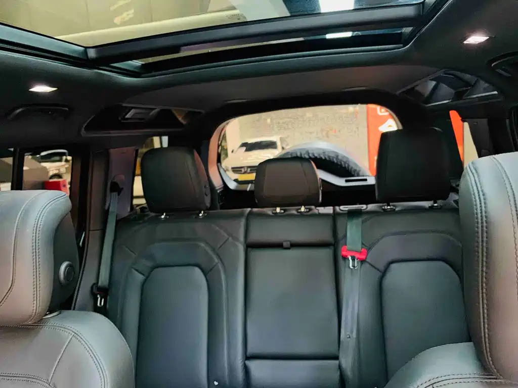 Land Rover Defender 2023 — фото 15