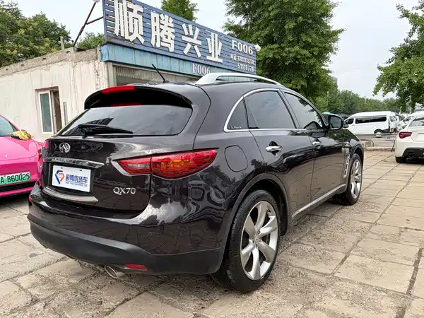Infiniti QX70 2013