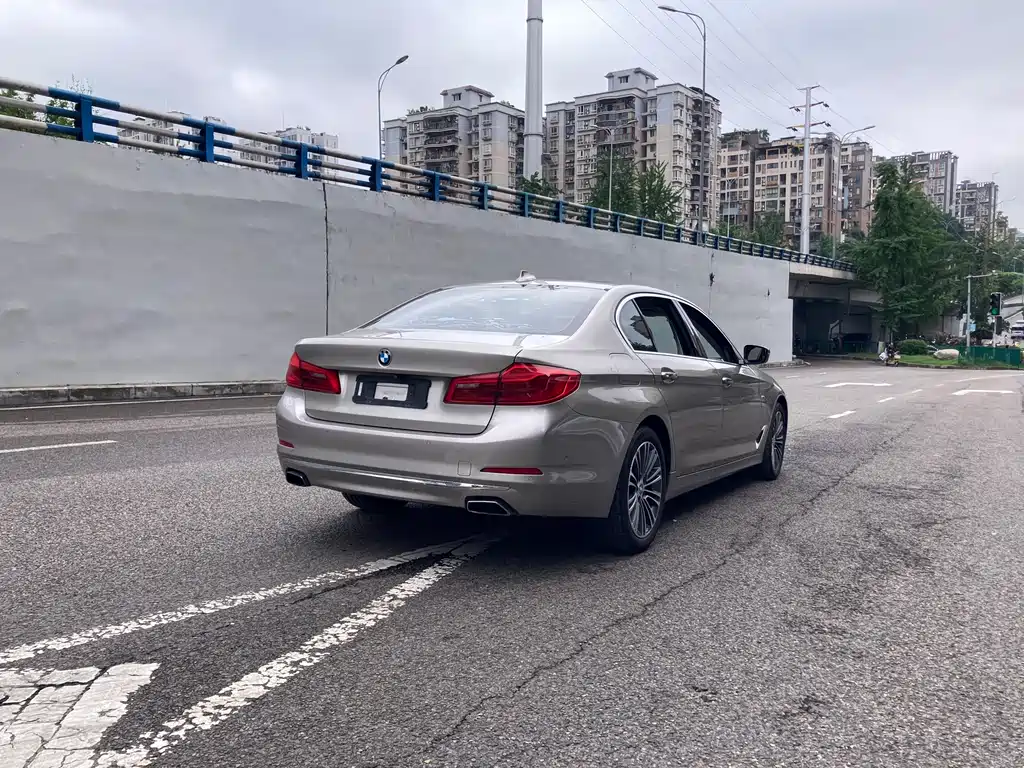 BMW 5 Series 2017 — фото 16