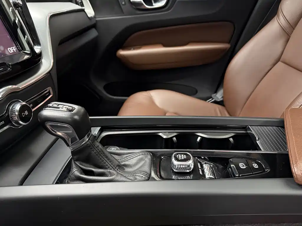 Volvo XC60 2018 — фото 29