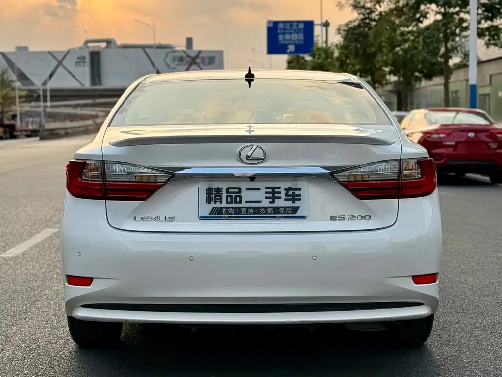 Lexus ES 2016 — фото 10