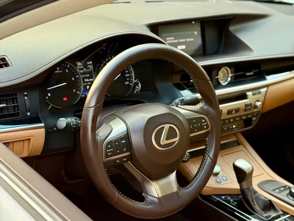 Lexus ES 2016 — фото 14