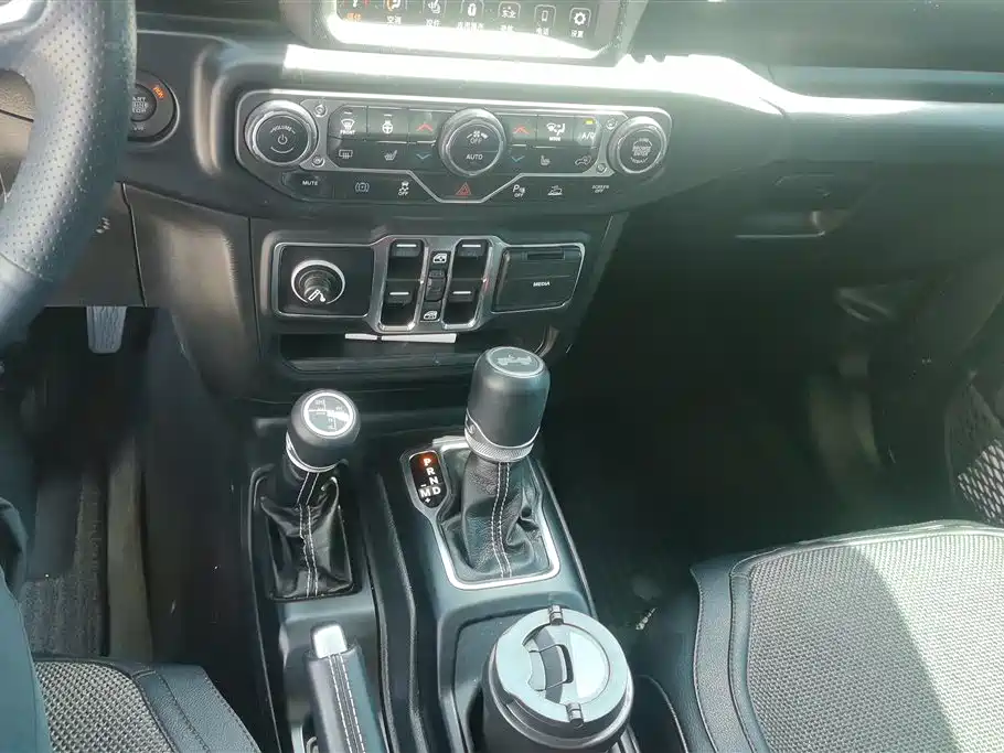 Jeep Wrangler PHEV 2023 — фото 16
