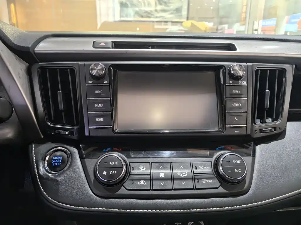 Toyota RAV4 2017 — фото 21