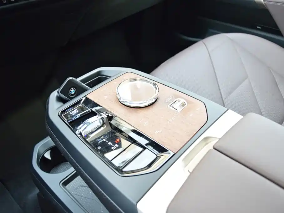 BMW iX 2025 — фото 10