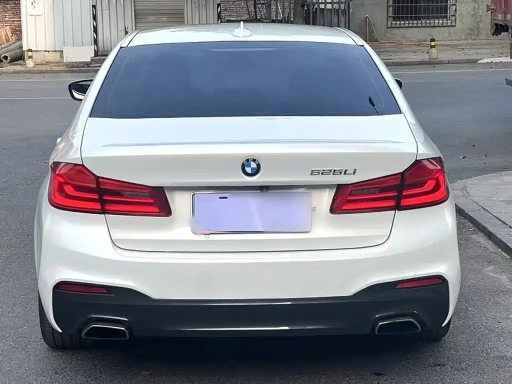 BMW 5 Series 2019 — фото 25