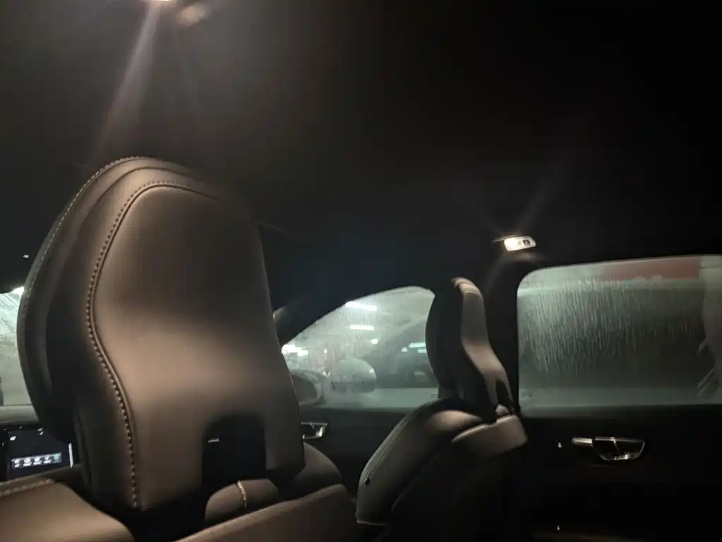 Volvo XC60 PHEV 2018 — фото 8