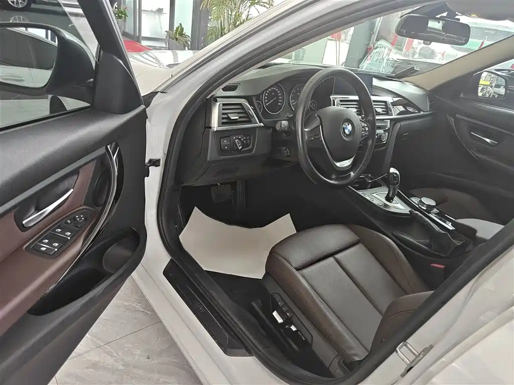 BMW 3 Series 2019 — фото 11