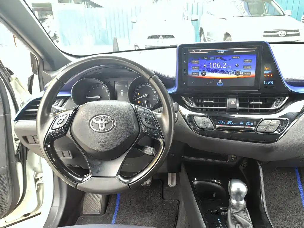 Toyota C-HR 2018 — фото 8