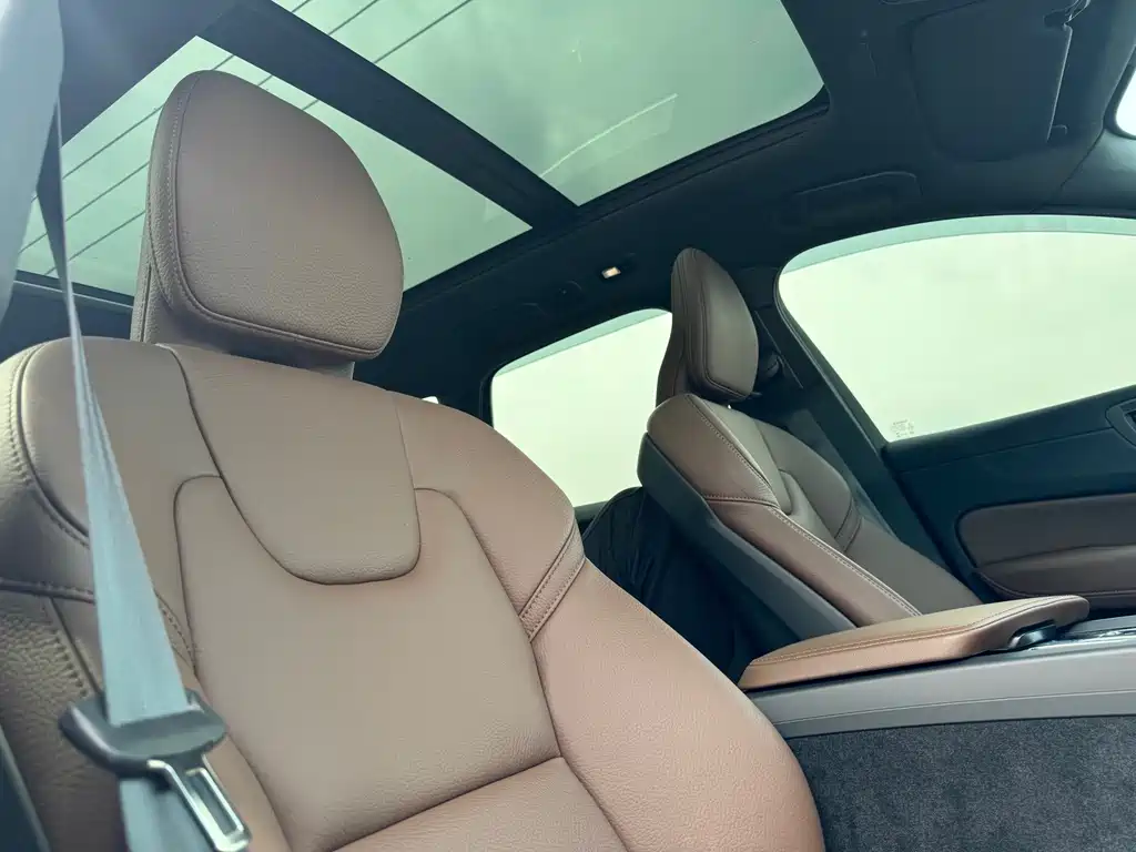 Volvo XC60 2025 — фото 9