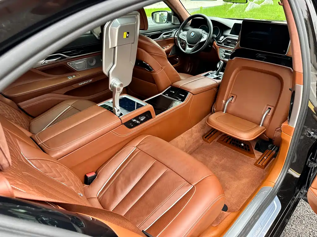BMW 7 Series 2018 — фото 18