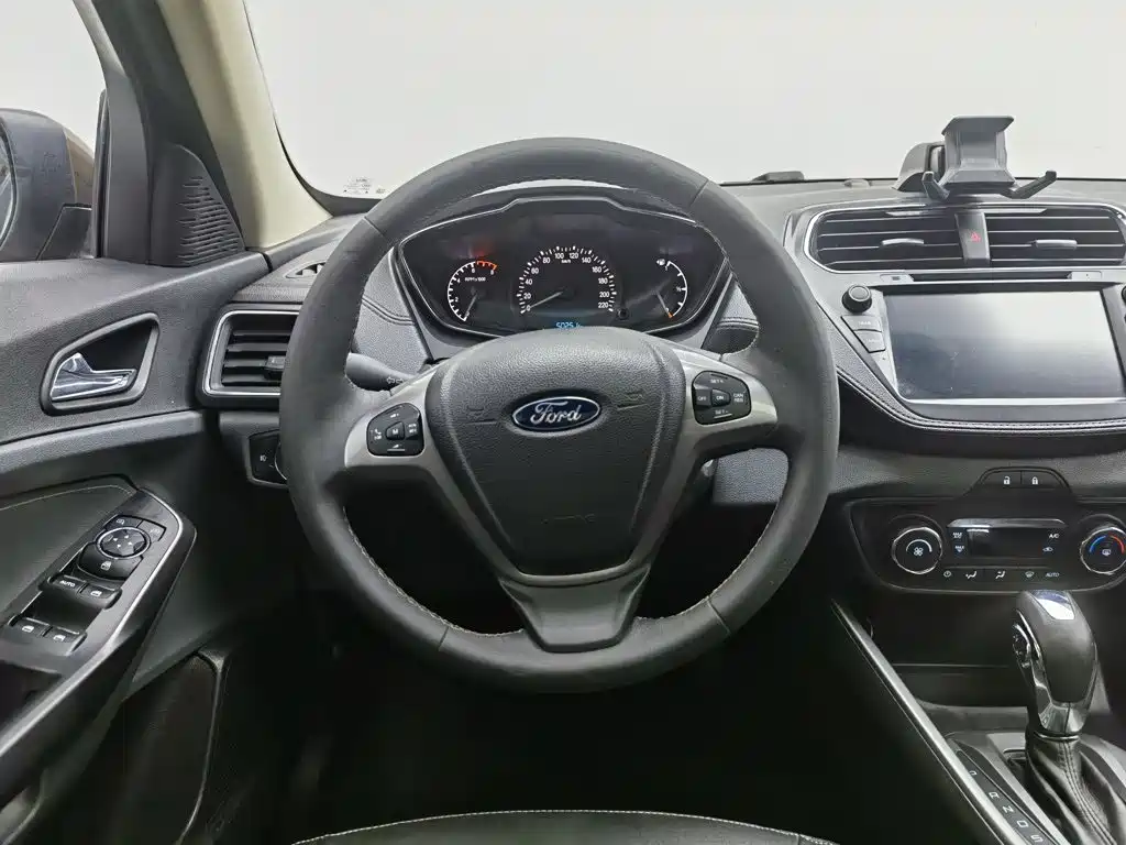 Ford Escort 2016 — фото 11