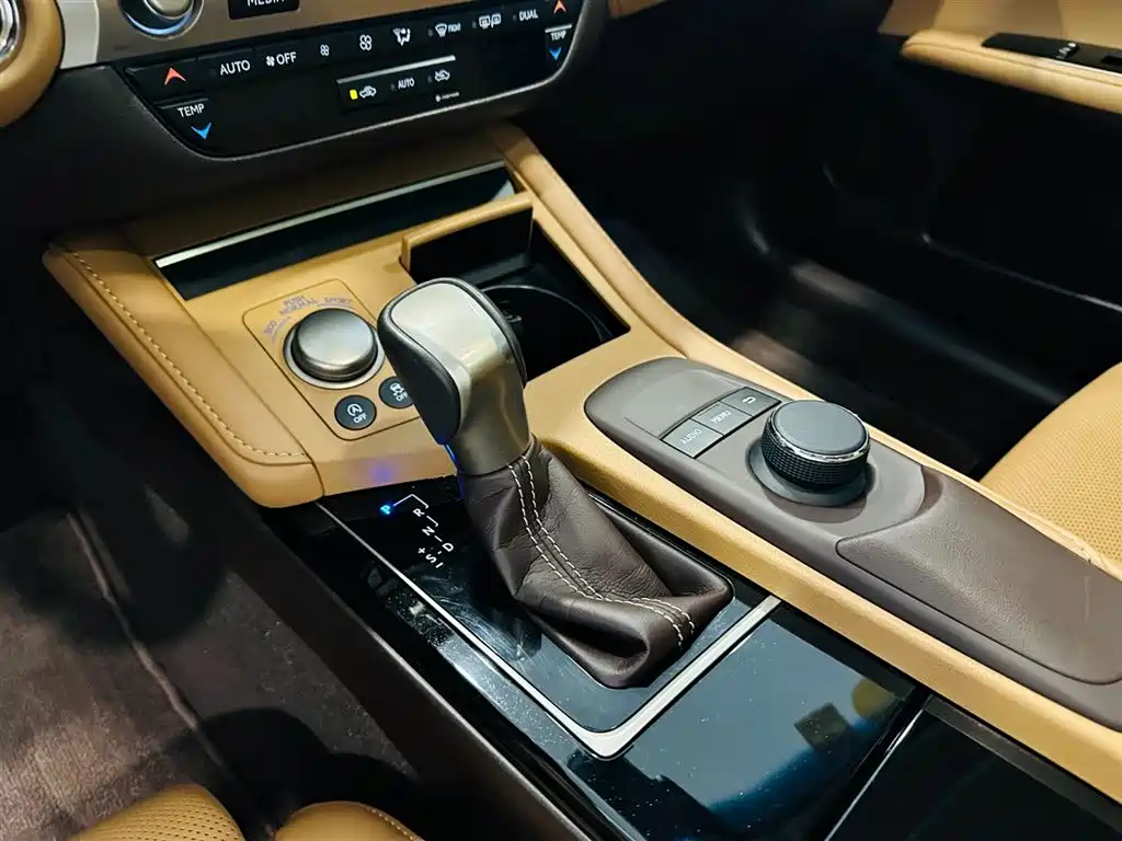 Lexus ES 2018 — фото 12