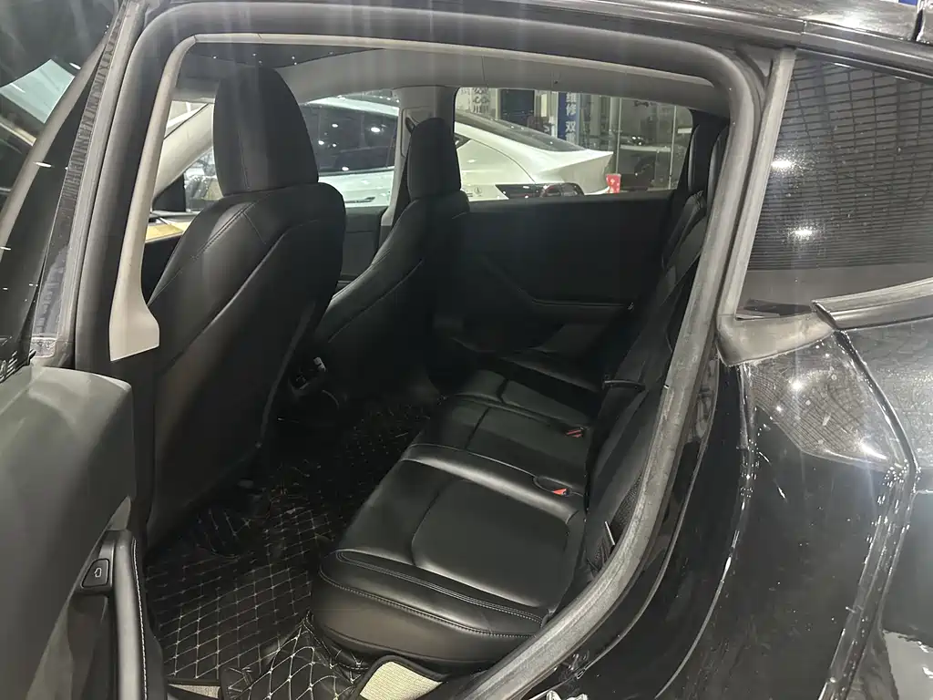 Tesla Model Y 2023 — фото 10
