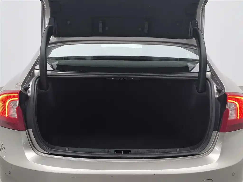 Volvo S60 2015 — фото 16