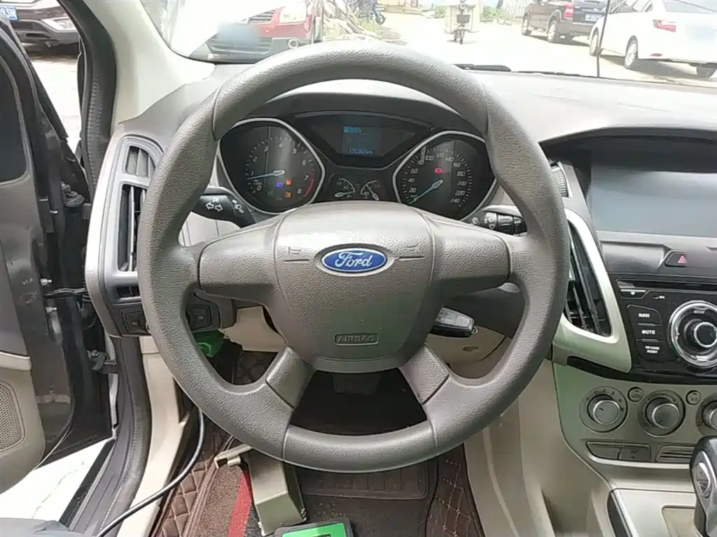 Ford Focus 2015 — фото 11
