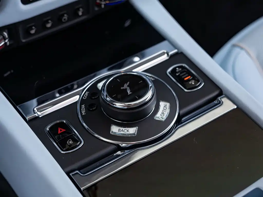 Rolls-Royce Phantom 2022 — фото 16