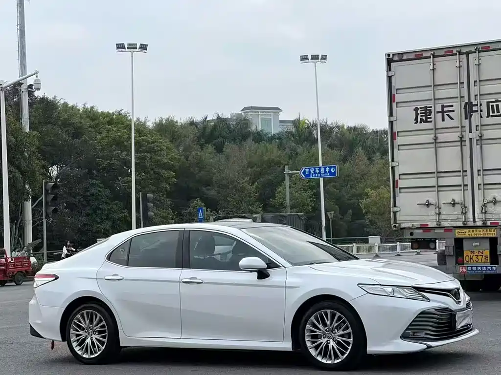 Toyota Camry 2018 — фото 3