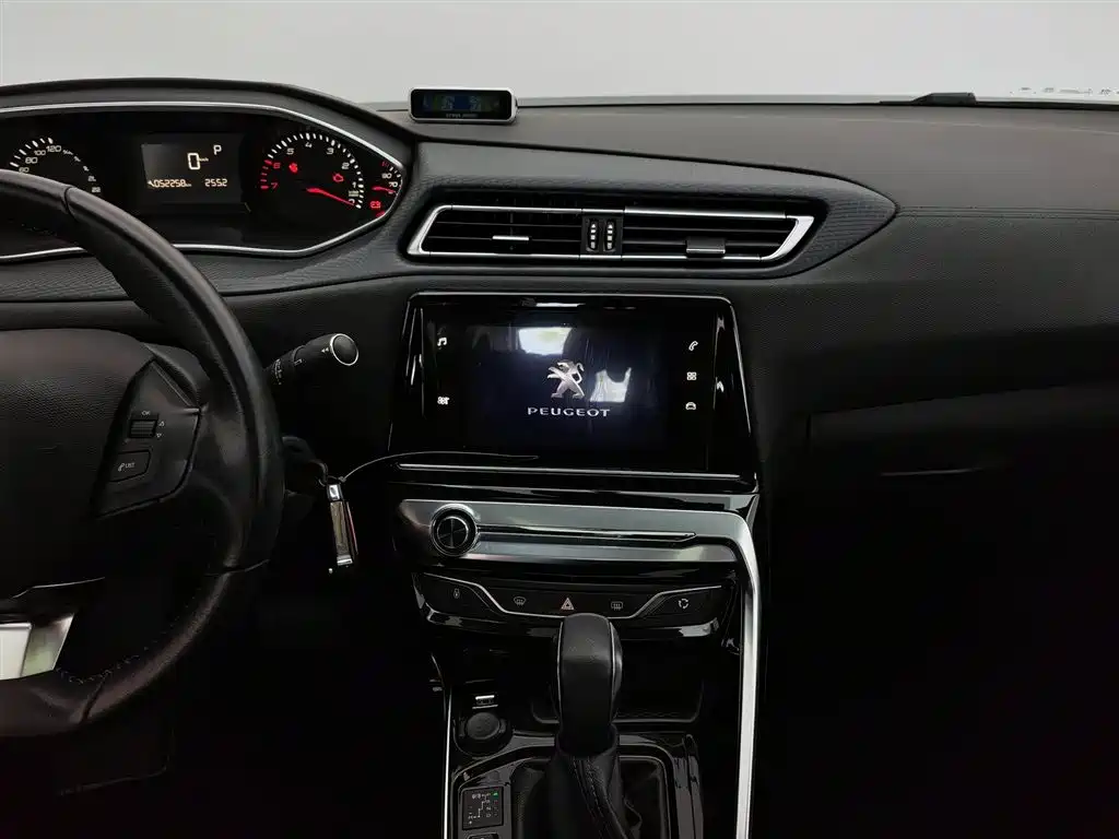 Peugeot 308 2019 — фото 12