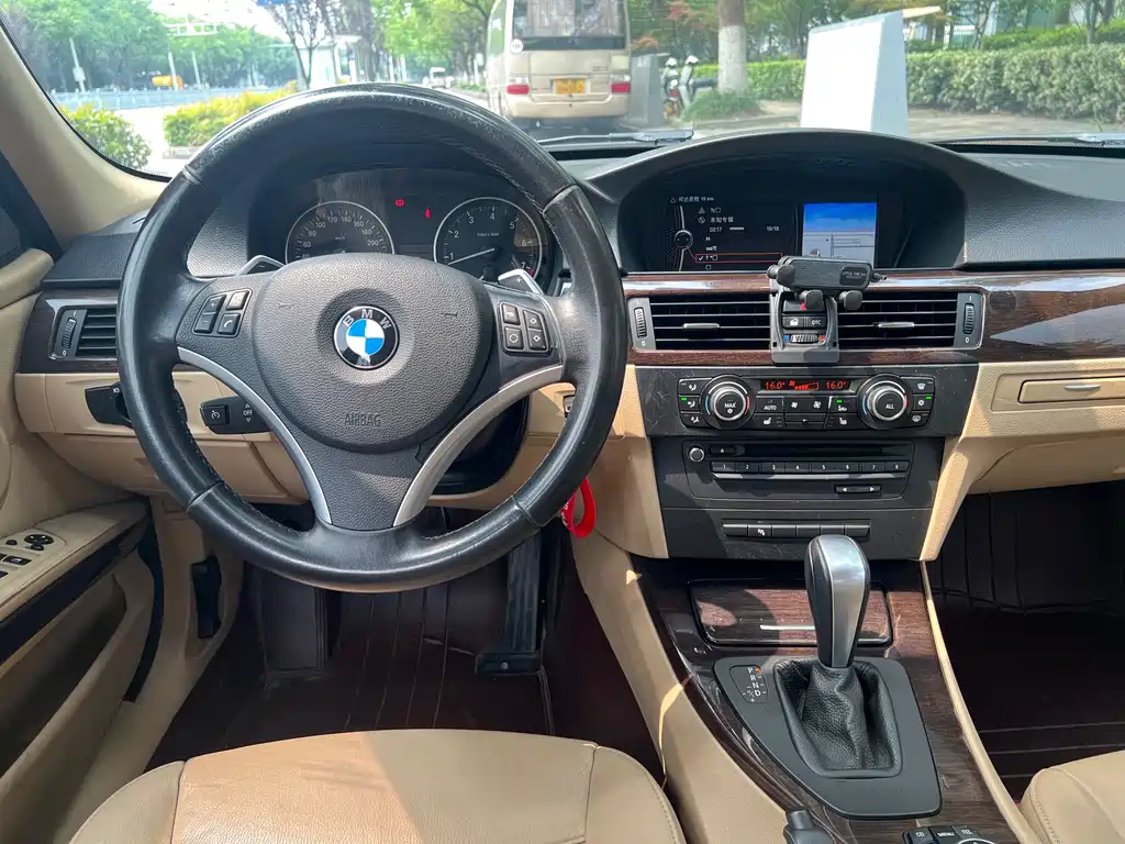 BMW 3 Series 2011 — фото 10