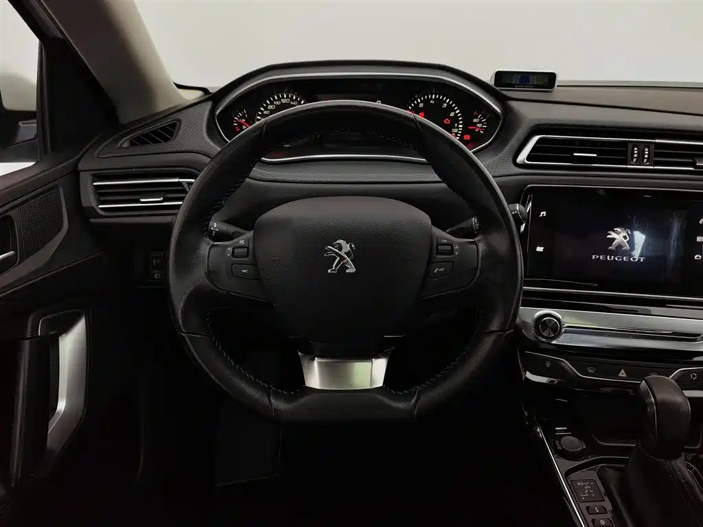 Peugeot 308 2019 — фото 11